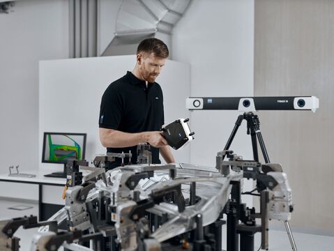 3D scanning with T-SCAN, T-TRACK is in the background